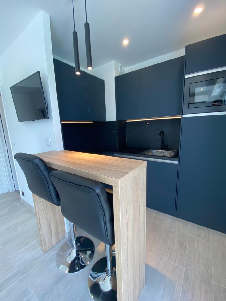 TV and multimedia, Kitchen or kitchenette, minibar, stove