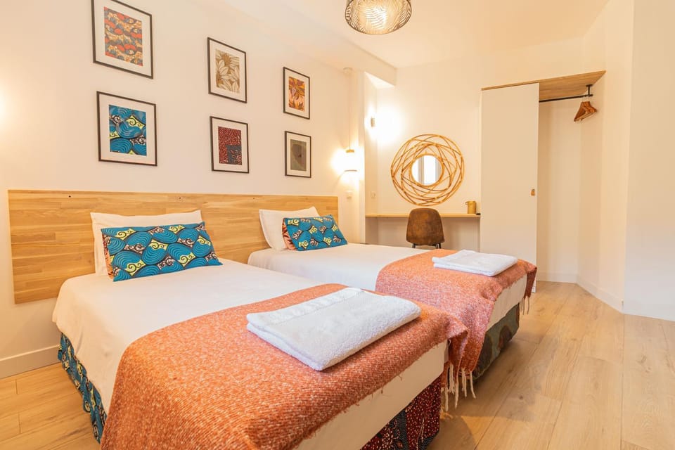 Bed, Photo of the whole room, Decorative detail, Decorative detail, Bedroom, towels, air conditioner