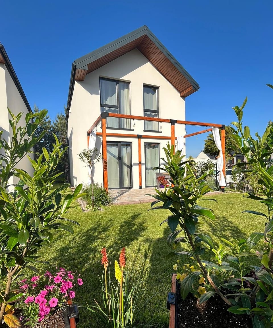 Property building, Spring, Day, Garden, Garden view