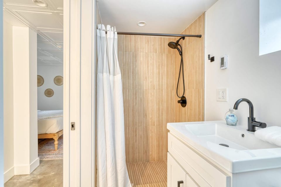Stay Portland - Budget-Friendly Basement Hideaway - 91 WalkScore Apartment in Portland