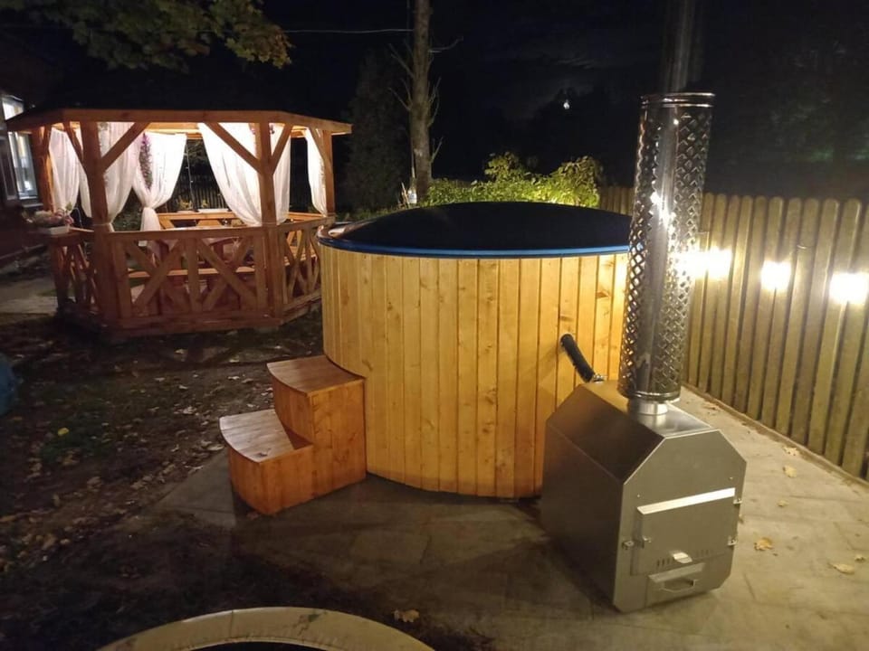 Hot Tub, Hot Tub
