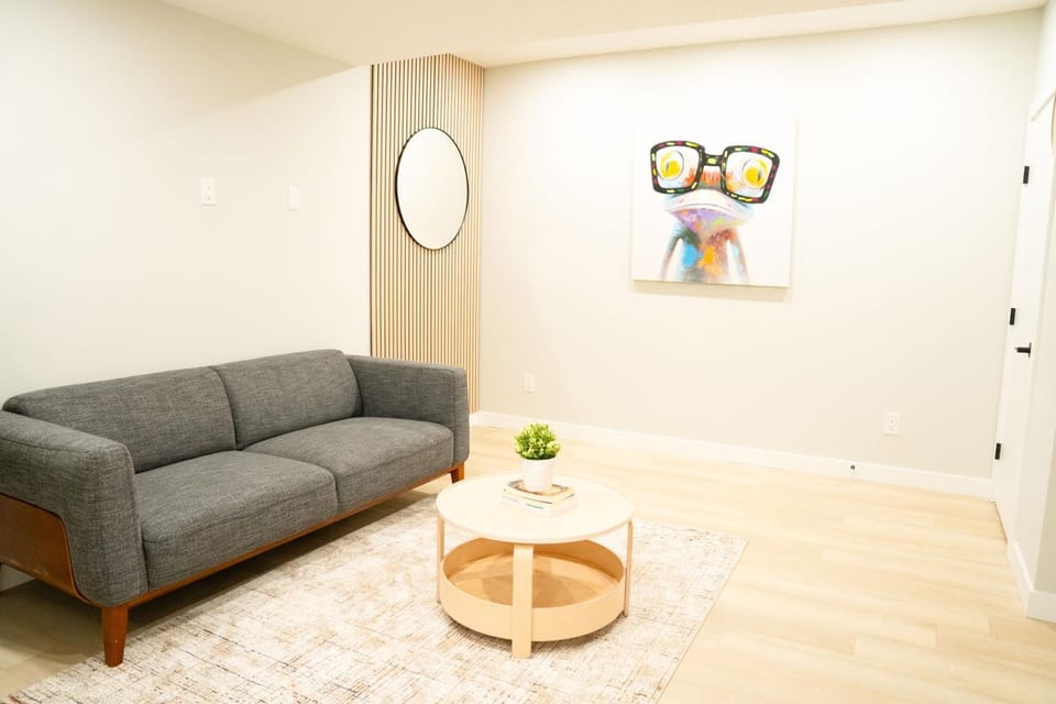 The Old Trafford - Stylish 2 bed suite Apartment in Calgary