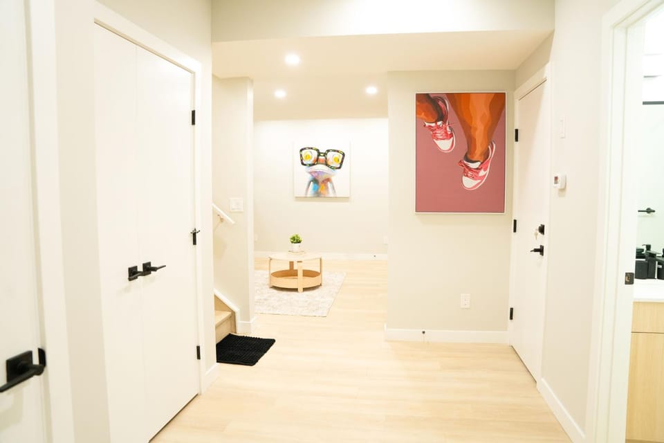 The Old Trafford - Stylish 2 bed suite Apartment in Calgary