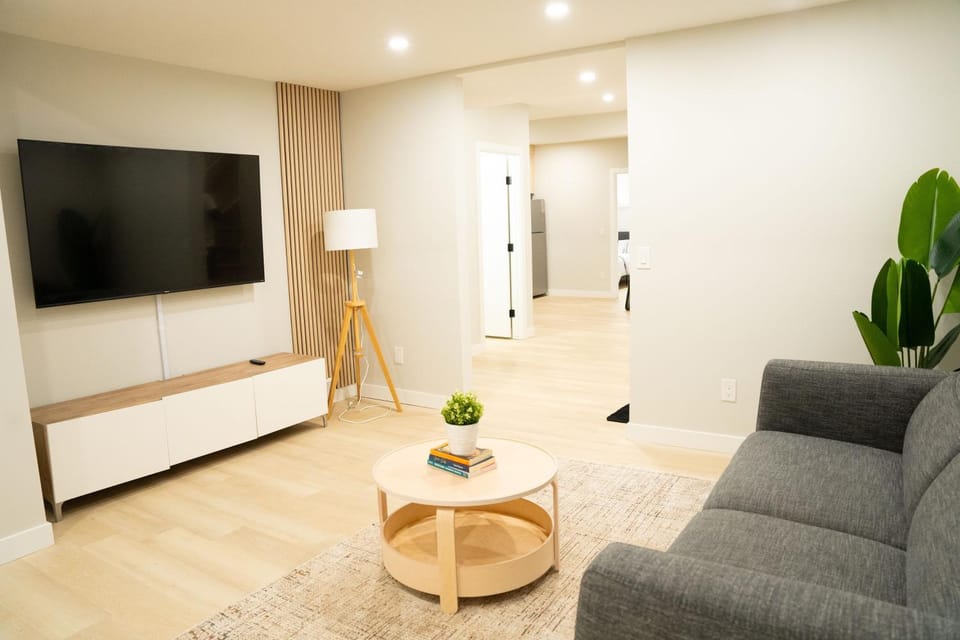 The Old Trafford - Stylish 2 bed suite Apartment in Calgary