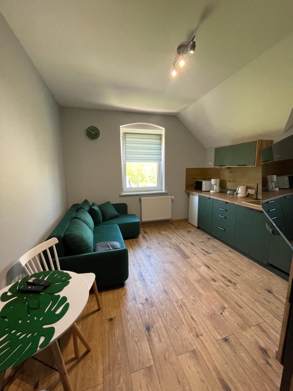 Kitchen or kitchenette, Living room, Seating area, Dining area