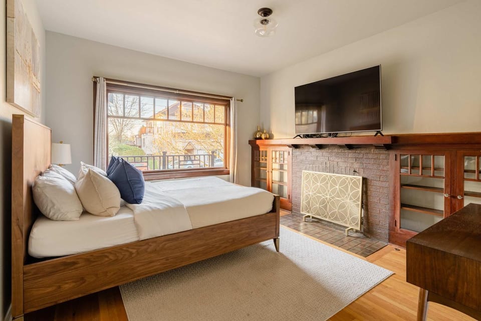 Stay Portland - 1922 Craftsman Compound in Laurelhurst - Sleeps 16 House in Portland