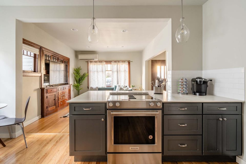 Stay Portland - Well-Preserved Quintessential 1922 Craftsman Apartment in Portland