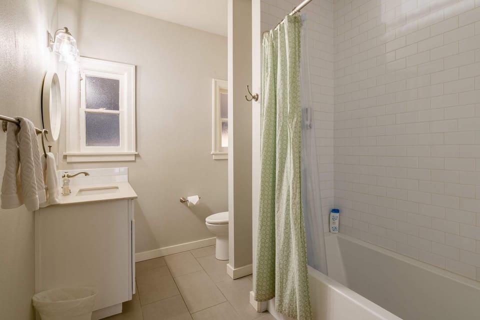 Stay Portland - Well-Preserved Quintessential 1922 Craftsman Apartment in Portland