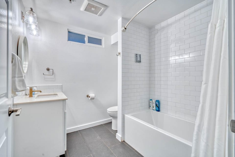 Stay Portland - Underground Mid-Century Hideaway in Laurelhurst Apartment in Portland