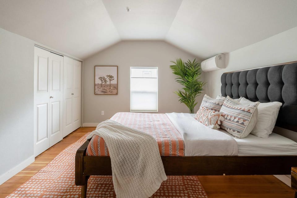 Stay Portland - Cozy Attic Hideaway in Laurelhurst Apartment in Portland