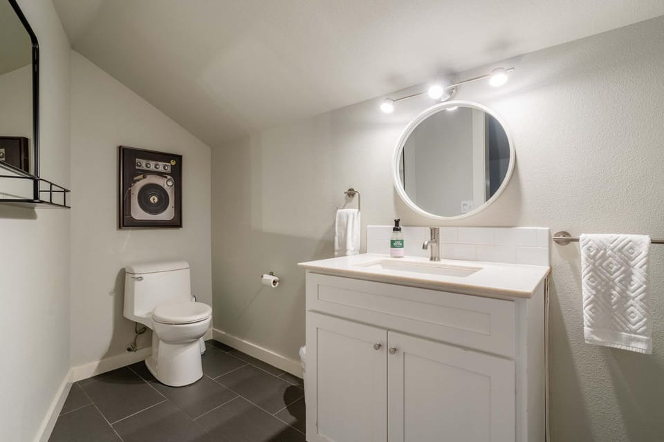 Stay Portland - Cozy Attic Hideaway in Laurelhurst Apartment in Portland