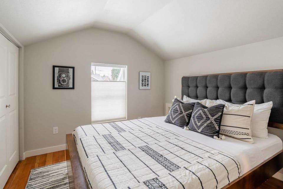 Stay Portland - Cozy Attic Hideaway in Laurelhurst Apartment in Portland