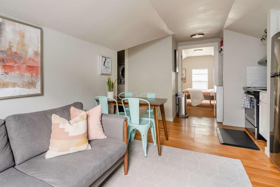 Stay Portland - Cozy Attic Hideaway in Laurelhurst Apartment in Portland