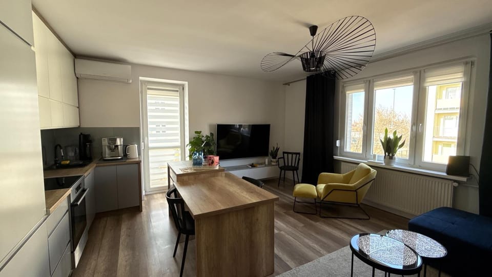 Communal lounge/ TV room, TV and multimedia, Living room, microwave, stove, kitchen
