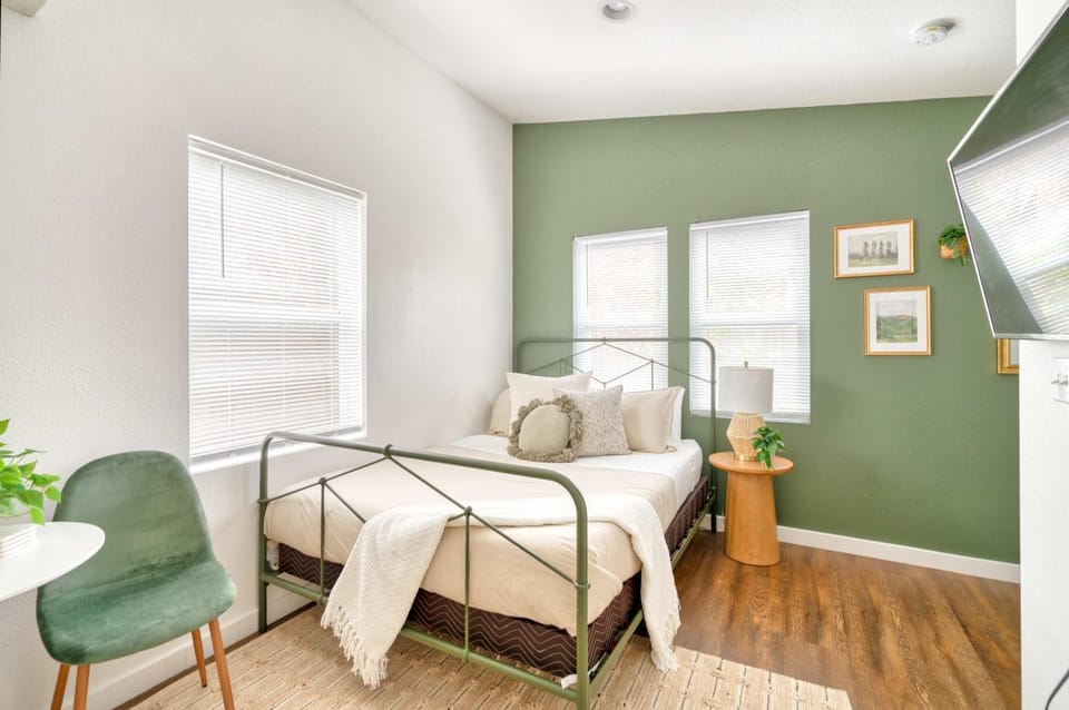 Stay Portland - Urban Cabin Studio - Breweries & Local Eateries Cabin in Portland