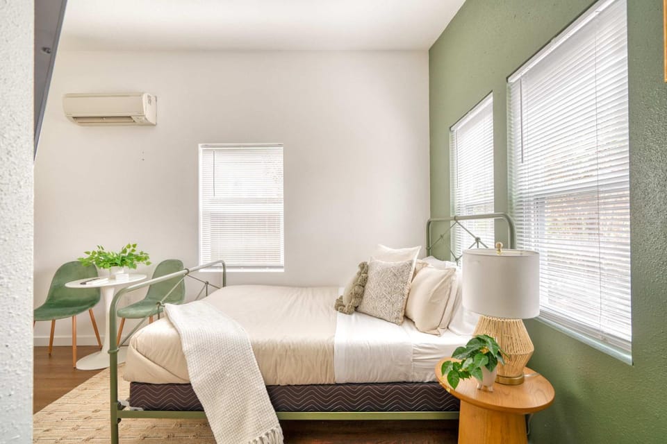 Stay Portland - Urban Cabin Studio - Breweries & Local Eateries Cabin in Portland