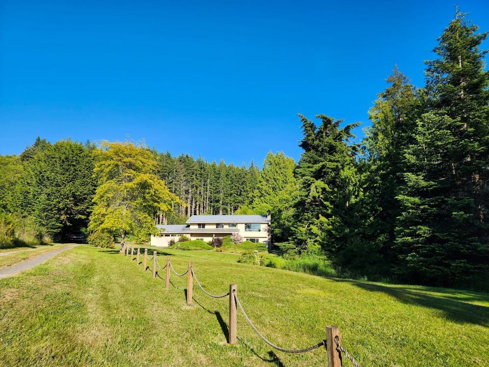 Crescent Beach Retreat- Cozy 4br House House in Washington