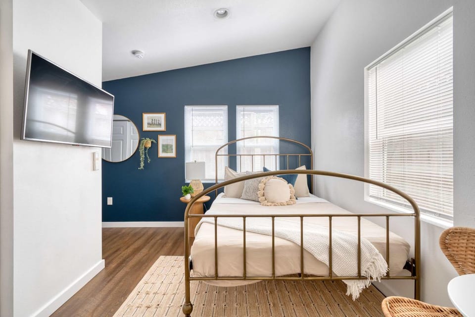 Stay Portland - Beach Vibes Getaway near Burnside & Laurelhurst! Apartment in Portland