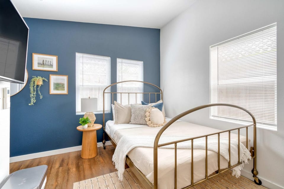 Stay Portland - Beach Vibes Getaway near Burnside & Laurelhurst! Apartment in Portland