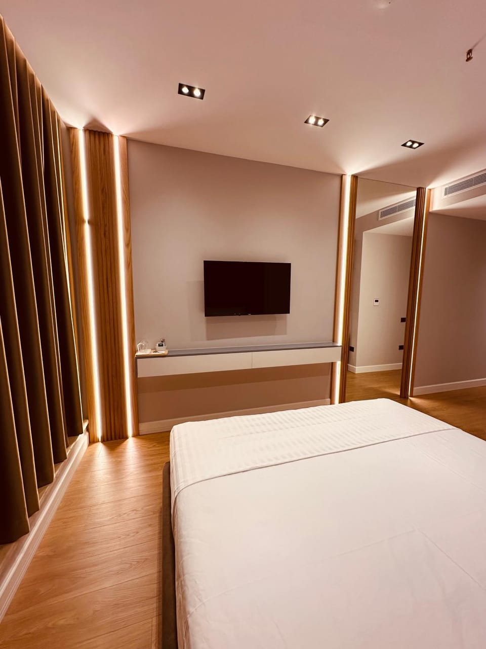 Communal lounge/ TV room, Bed, TV and multimedia, Photo of the whole room, Bedroom