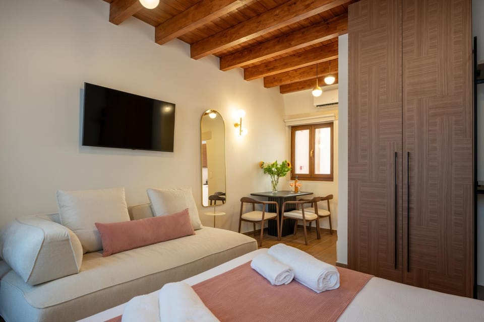 Bed, TV and multimedia, Photo of the whole room, Seating area, Dining area, Bedroom, towels, wardrobe