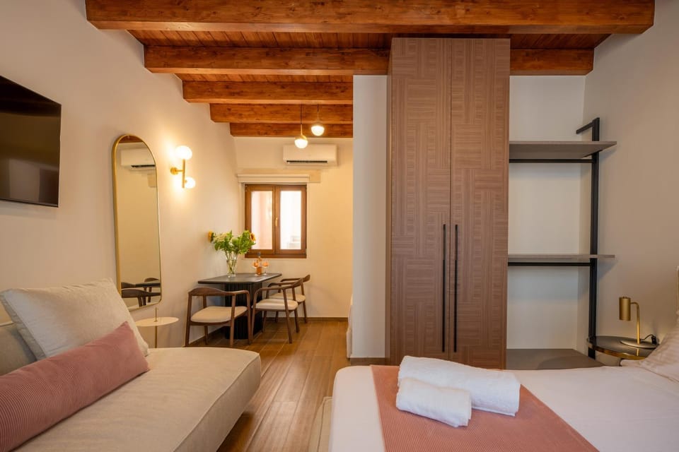 Bed, TV and multimedia, Living room, Photo of the whole room, Seating area, Dining area, Bedroom, towels, wardrobe, air conditioner