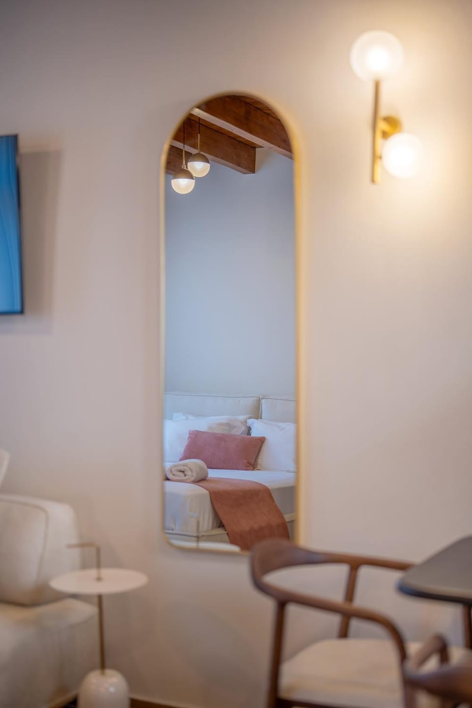 Bed, Living room, Photo of the whole room, Seating area, Bedroom