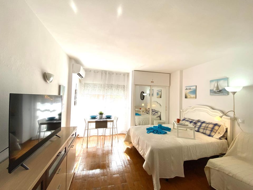 Bed, TV and multimedia, Dining area, Bedroom, wardrobe, air conditioner