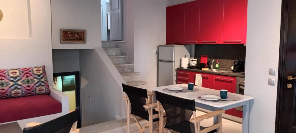 Kitchen or kitchenette, Seating area, Dining area