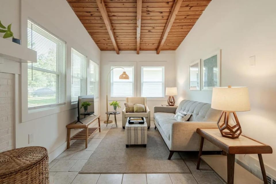 Charming 1960s Cottage, 5 Min Walk to Beach and Shops House in Oak Island