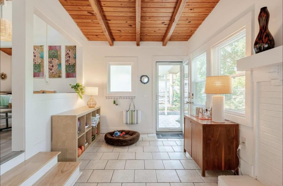 Charming 1960s Cottage, 5 Min Walk to Beach and Shops House in Oak Island