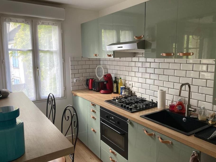 Kitchen or kitchenette, minibar, stove