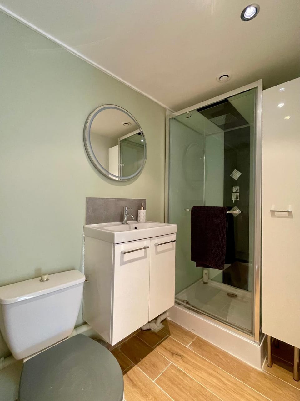Shower, Toilet, Bathroom, towels