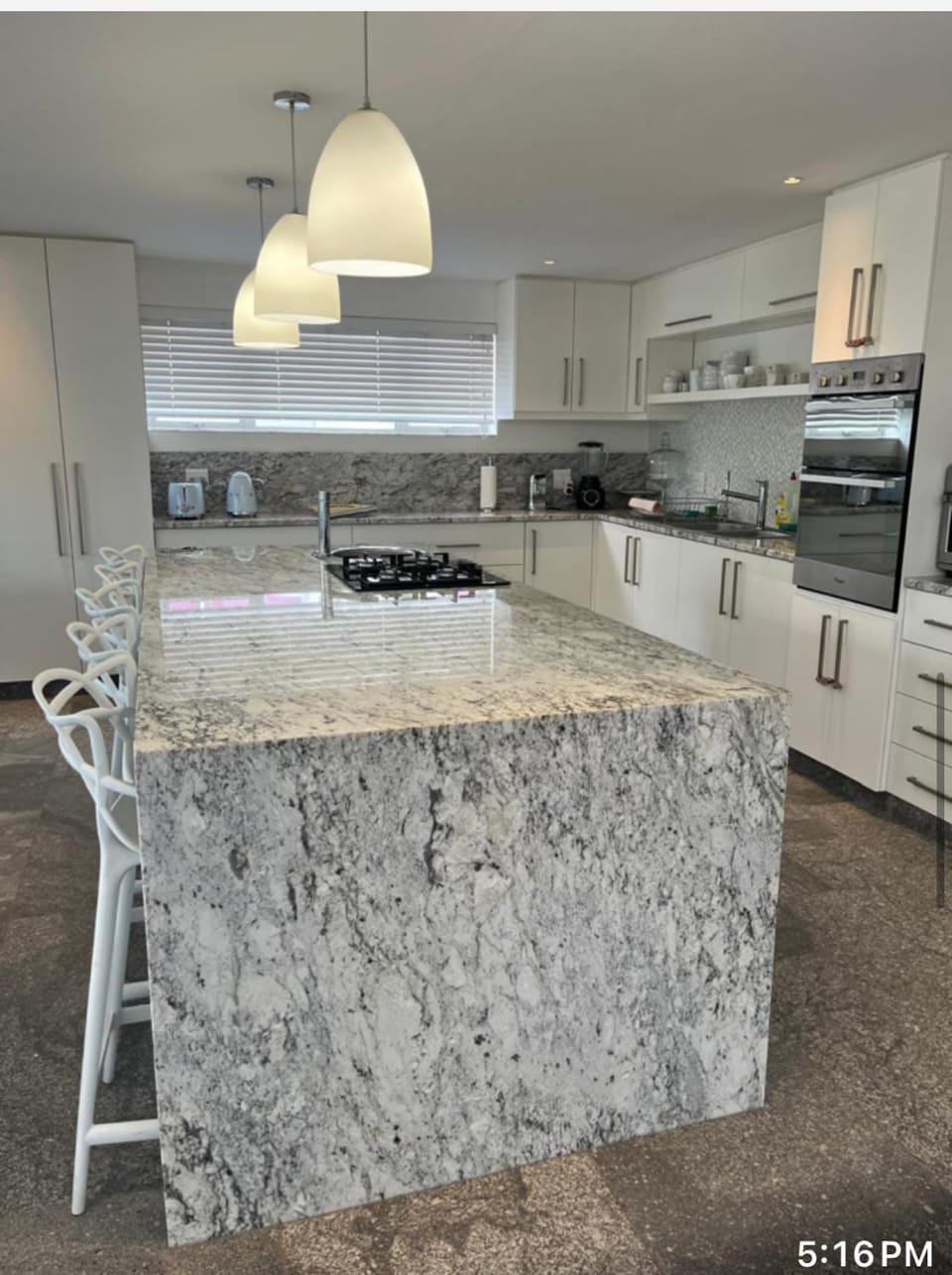 Kitchen or kitchenette, dishwasher, stove