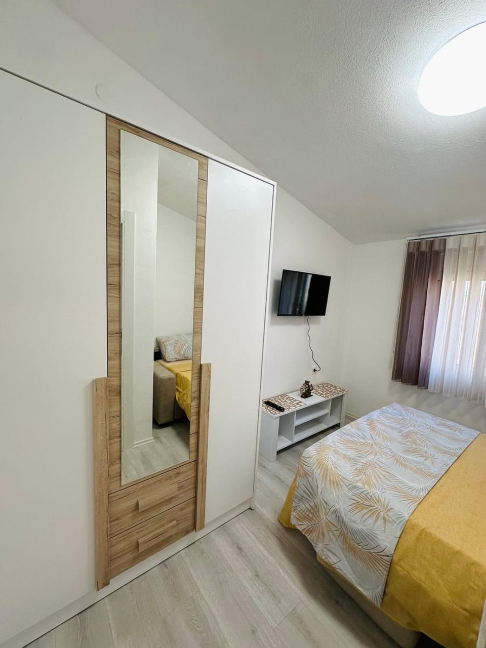 Bed, TV and multimedia, Bedroom, wardrobe