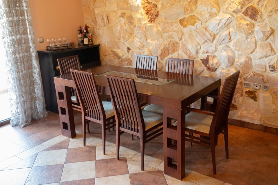 Seating area, Dining area