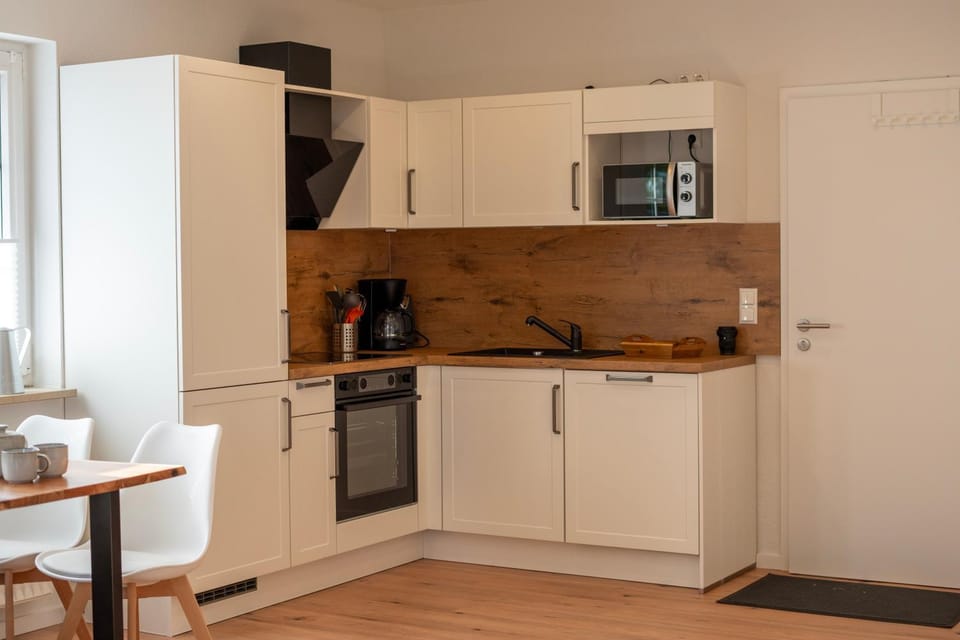 Coffee/tea facilities, Kitchen or kitchenette, Dining area, dishwasher, stove, toaster