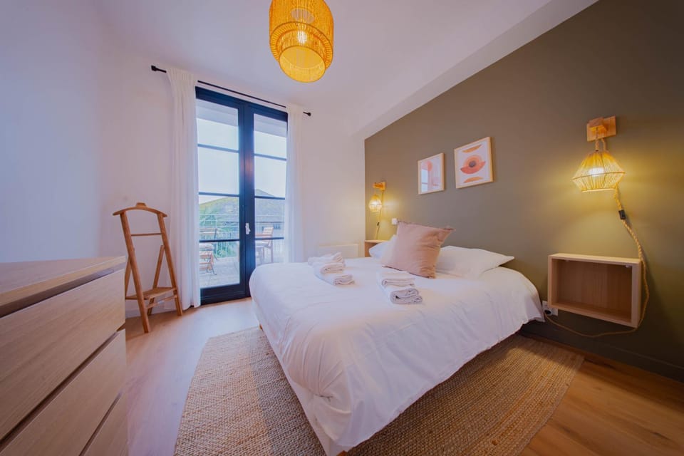 Bed, Photo of the whole room, Bedroom, towels