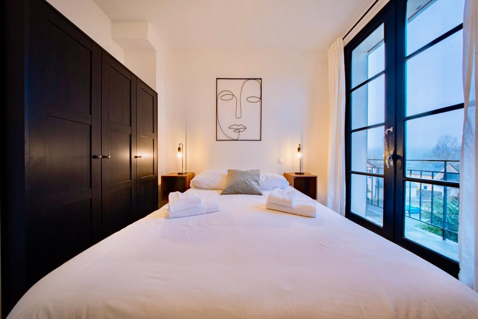 Bed, Balcony/Terrace, Photo of the whole room, Bedroom