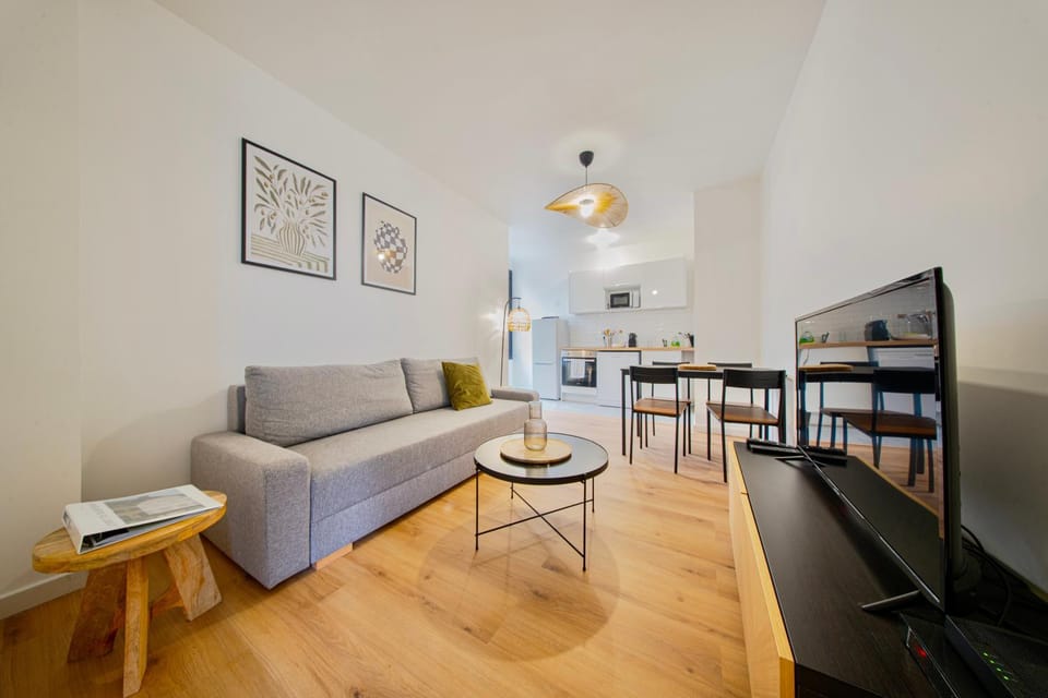 TV and multimedia, Kitchen or kitchenette, Living room, Seating area, Dining area