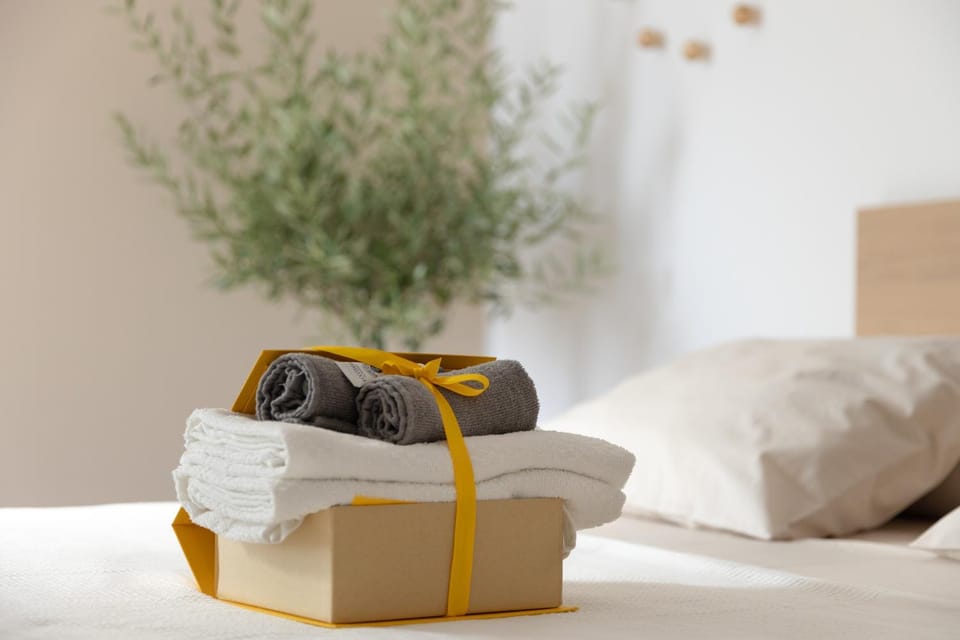 Bed, Bedroom, towels