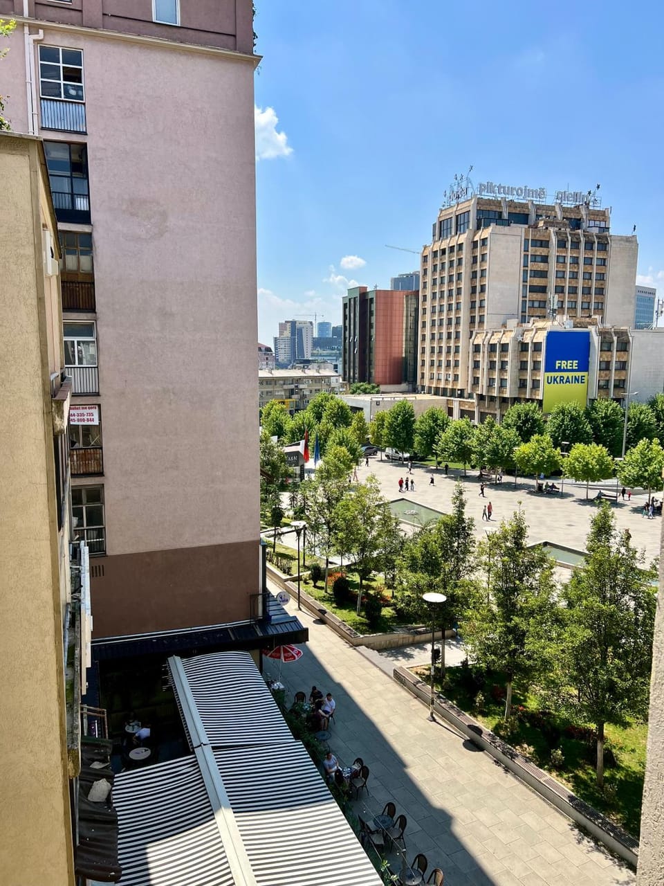 Property building, Day, Neighbourhood, Balcony/Terrace, Balcony/Terrace, City view, Street view, Location