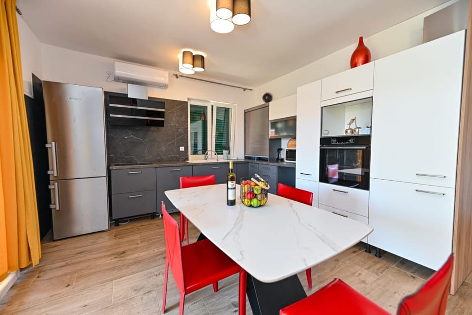 Kitchen or kitchenette, Dining area, dishwasher, stove