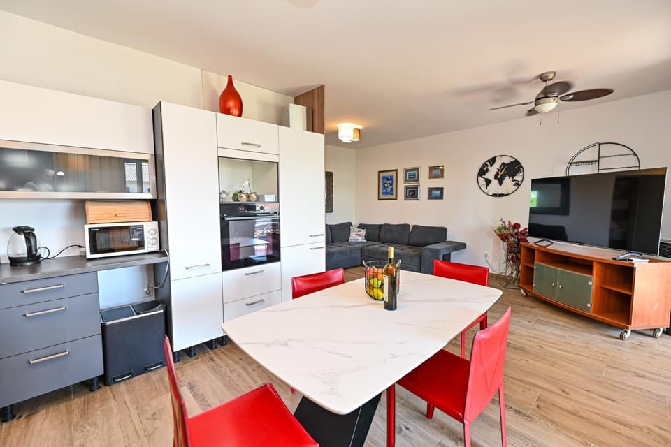 TV and multimedia, Kitchen or kitchenette, Living room, Seating area, Dining area, oven, pet friendly, stove