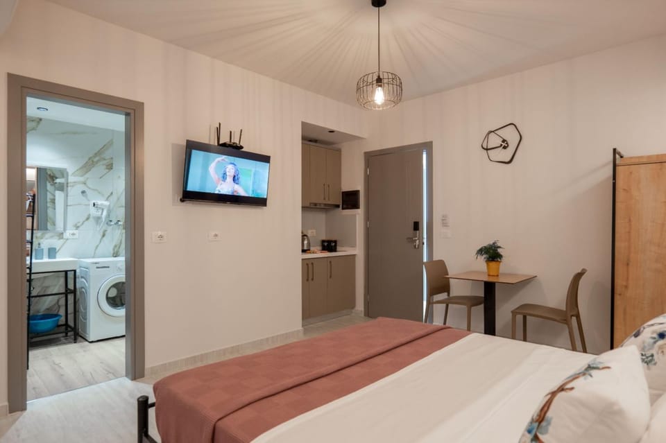 Bed, TV and multimedia, Bedroom