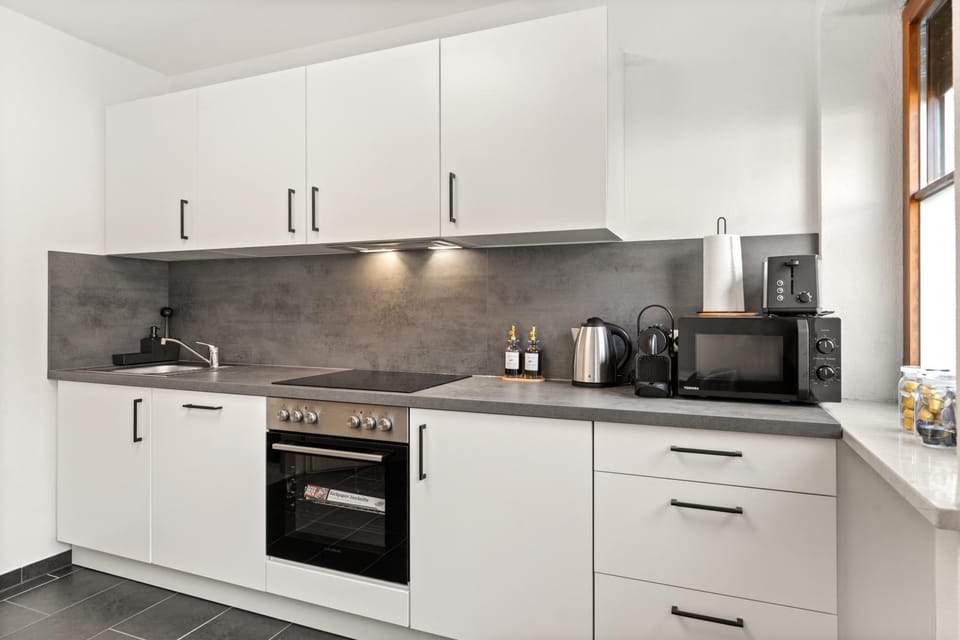 Coffee/tea facilities, Kitchen or kitchenette, dishwasher, oven, stove, toaster