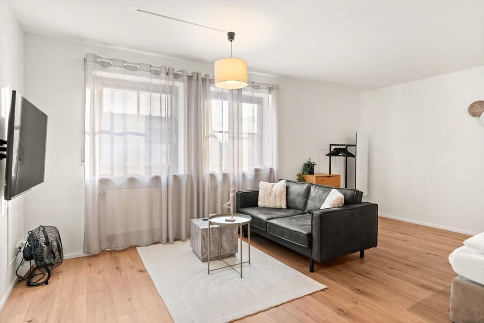 Bed, TV and multimedia, Living room, Photo of the whole room, Seating area, Bedroom