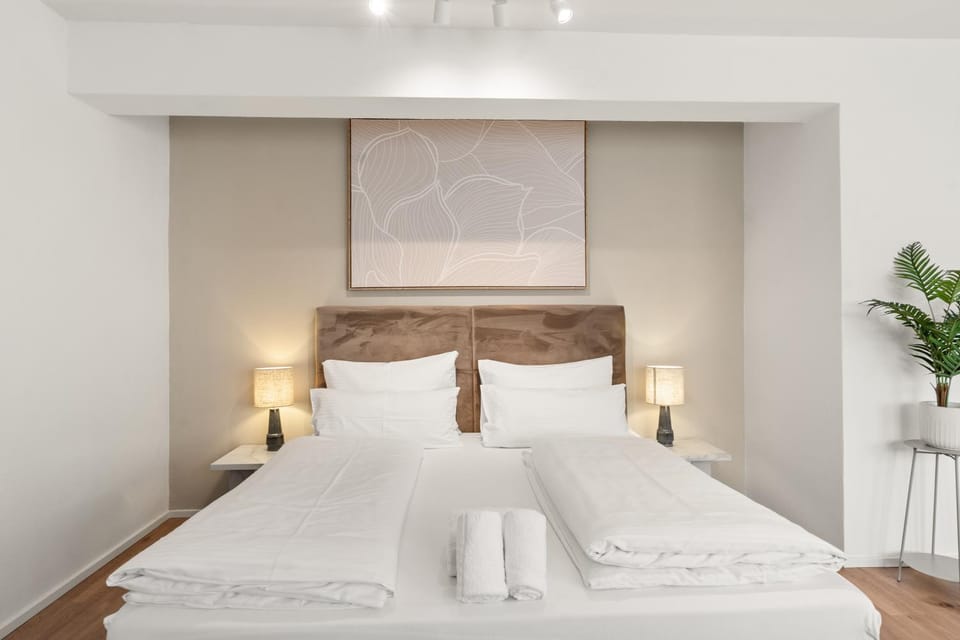 Bed, Bedroom, towels