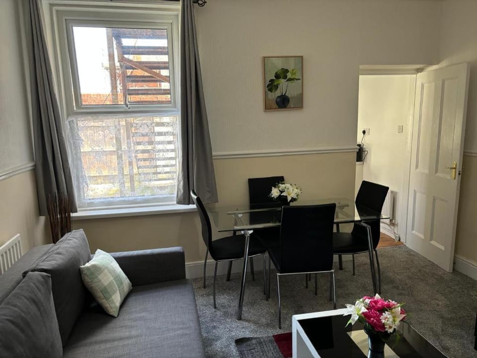 Seating area, Dining area