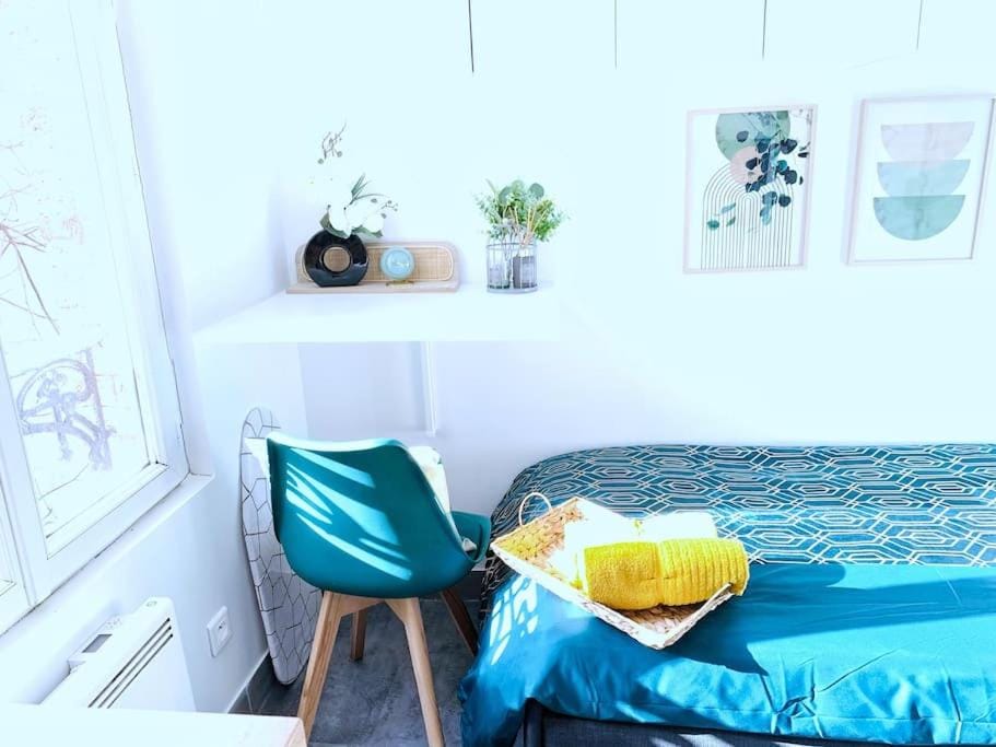 Le Mini Nook - Métro 9 Robespierre Porte de Paris Apartment in Paris